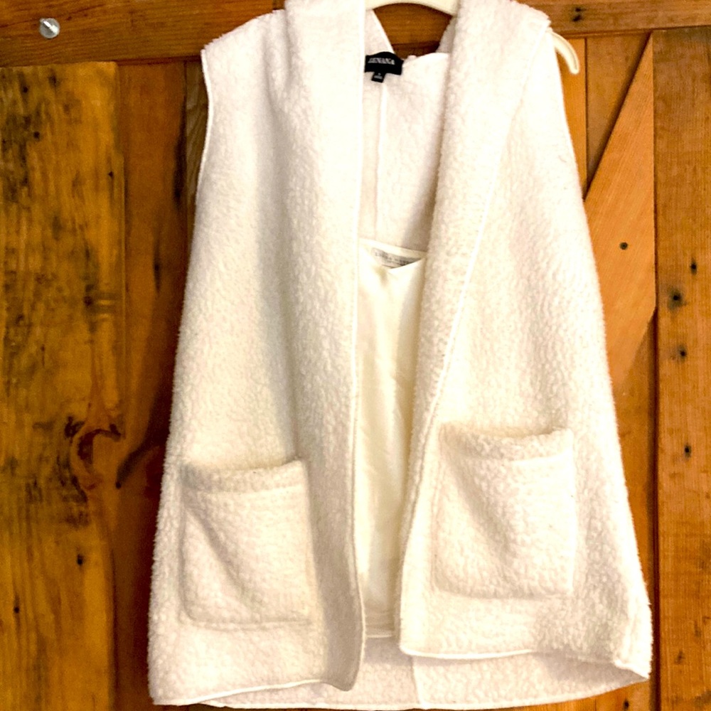 Zenana faux Lambs wool sweater w/o sleeves